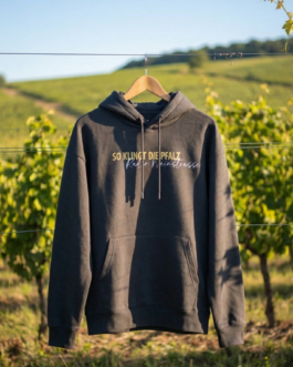Hoodie 'Radio Weinstrasse'– Relaxed Fit Pullover aus Bio-Baumwolle