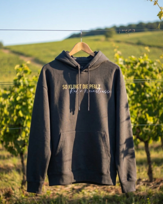 Hoodie 'Radio Weinstrasse'– Relaxed Fit Pullover aus Bio-Baumwolle